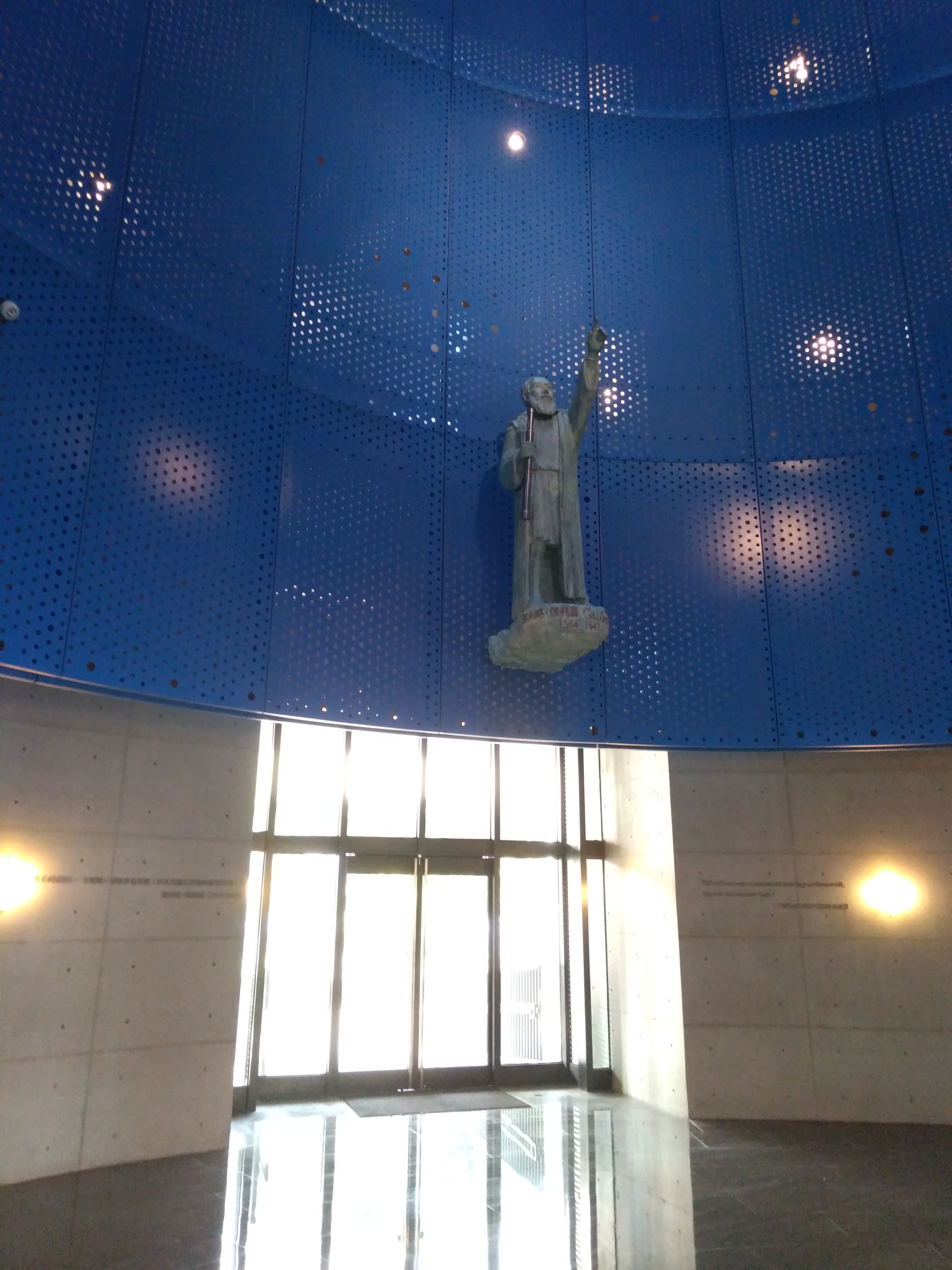 La statua di Galileo al piano terra dell'edificio di Cosmologia.